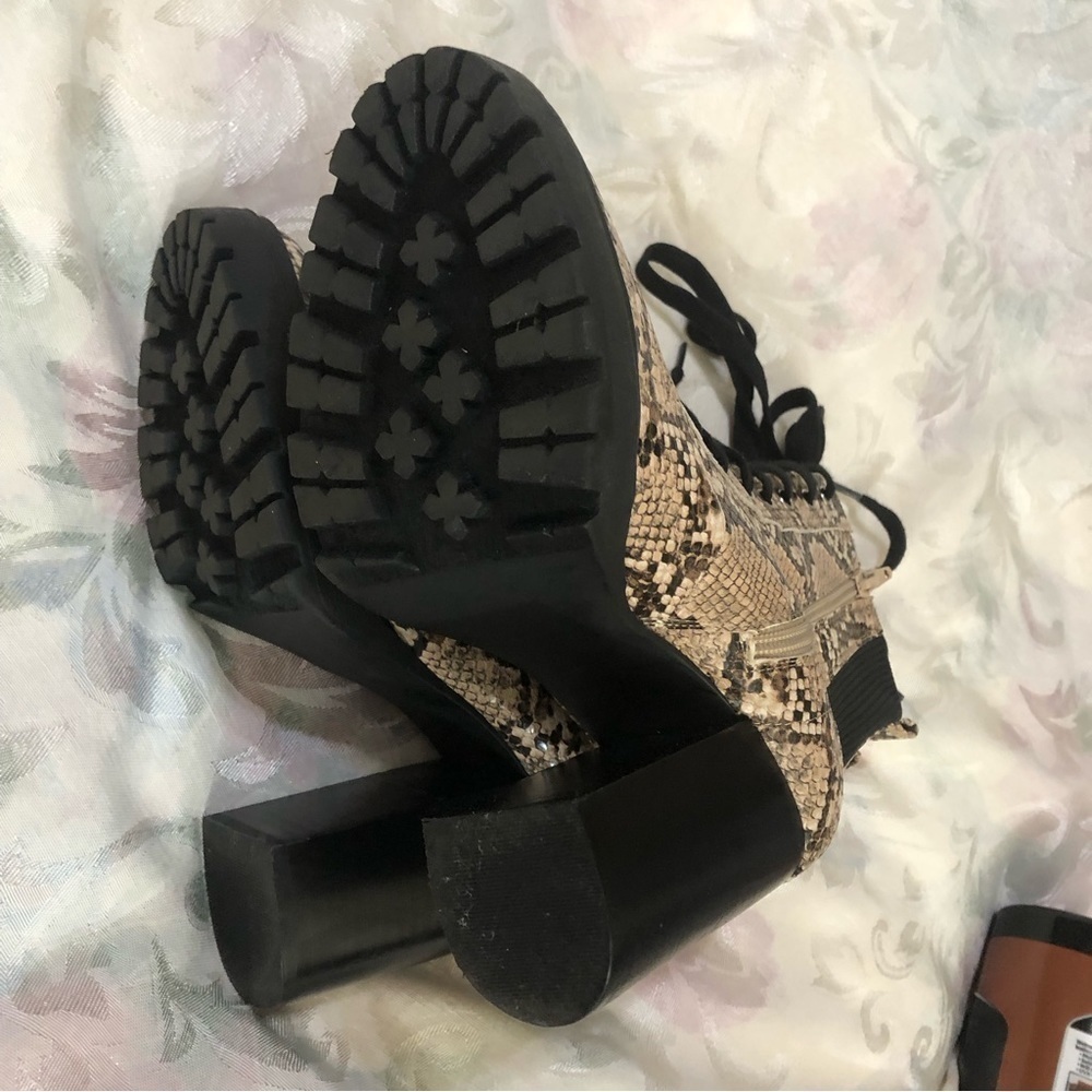 STEVE MADDEN Latch Lace-Up Hiker Booties Beige Black Snake Embossed Zip 9.5 - Picture 11 of 11